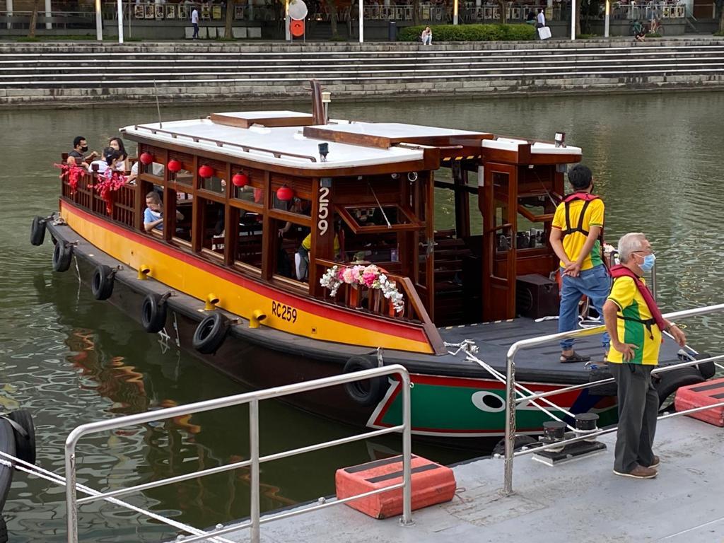 ChinaTown, Seafood Dinner at Popular Hawker Centre and Singapore River Cruise (Half Day Tour Package)